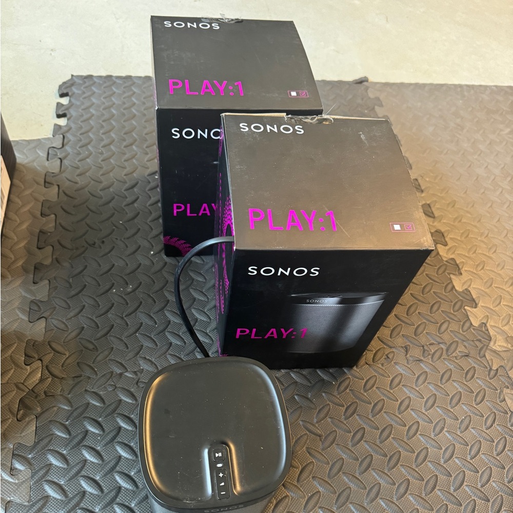 Sonos play 1 speakers